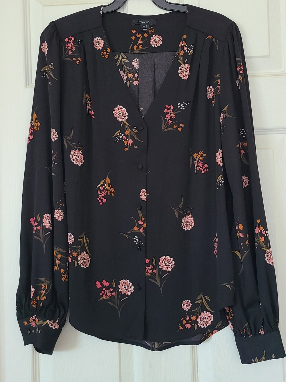 RW&CO. Black Floral Button-Front Blouse